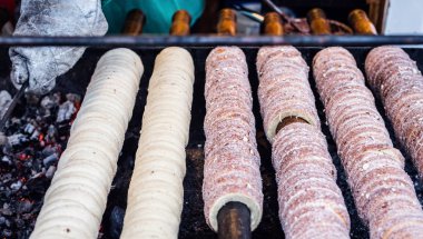 Trdelnik Ulusal kömüre yemek hamur rulo pasta söyle. Bir bulutlu ve yağmurlu günde dramatik koyu renkler. Prague, Çek Cumhuriyeti