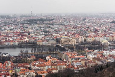 Kil çatılar, yollar, Ulusal Tiyatro ve Vltava Nehri köprüler ile bulutlu ve sisli gün hava görünümüne. Gemi su üzerinde seyir. Negatif kopya alanı, metin için yer. Eski town, Prague, Çek Cumhuriyeti