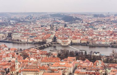 Bulutlu ve sisli gün hava görünümünü kil çatılar, yollar ve köprüler ile Vltava Nehri. Gemi su üzerinde seyir. Negatif kopya alanı, metin için yer. Eski town, Prague, Çek Cumhuriyeti