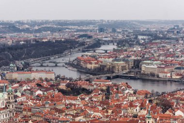 Bulutlu ve sisli gün hava görünümünü kil çatılar, yollar ve köprüler ile Vltava Nehri. Gemi su üzerinde seyir. Negatif kopya alanı, metin için yer. Eski town, Prague, Çek Cumhuriyeti