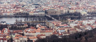 Kil çatılar, yollar, Ulusal Tiyatro ve Vltava Nehri köprüler ile bulutlu ve sisli gün hava görünümüne. Gemi su üzerinde seyir. Negatif kopya alanı, metin için yer. Eski town, Prague, Çek Cumhuriyeti
