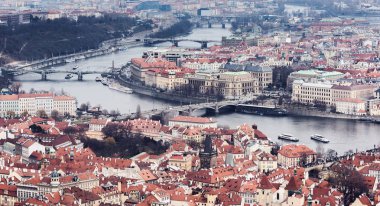 Bulutlu ve sisli gün hava görünümünü kil çatılar, yollar ve köprüler ile Vltava Nehri. Gemi su üzerinde seyir. Negatif kopya alanı, metin için yer. Eski town, Prague, Çek Cumhuriyeti