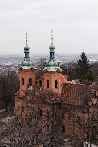 Petrin 山上的圣劳伦斯教堂 色彩鲜艳 城市的背景 负拷贝空间 文本位置 布拉格 捷克共和国 — 图库照片