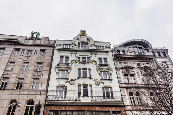 Bâtiments Anciens Style Gothique Avec Fenêtres Reflétant Les Nuages Espace — Photo