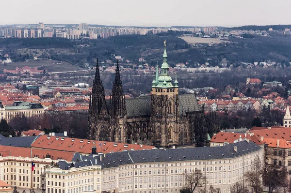 聖ヴィート大聖堂 城の一部に劇的なビューをクローズ アップ 曇りの日 否定的なコピー スペース テキストのための場所 プラハ チェコ共和国 — ストック写真
