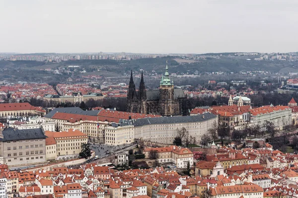 聖ヴィート大聖堂 城の一部に劇的なビュー 曇りや霧の日 歩いての観光客 否定的なコピー スペース テキストのための場所 プラハ チェコ共和国 — ストック写真