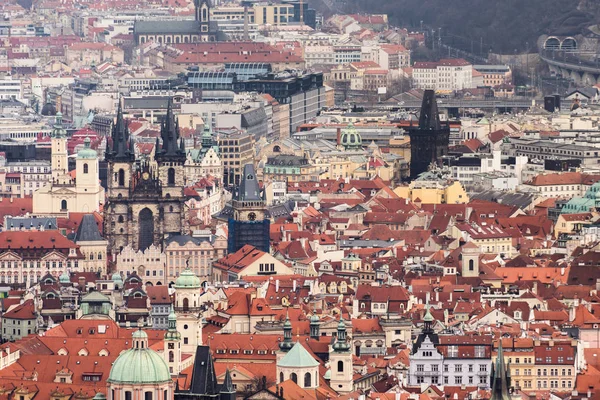 古い都市の建物と曇りの日の上からの有名な城 ミニチュア スタイル写真 否定的なコピー スペース テキストのための場所 プラハ チェコ共和国 — ストック写真