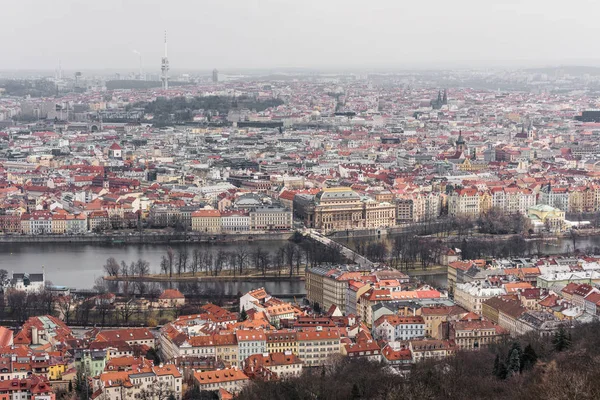 Kil çatılar, yollar, Ulusal Tiyatro ve Vltava Nehri köprüler ile bulutlu ve sisli gün hava görünümüne. Gemi su üzerinde seyir. Negatif kopya alanı, metin için yer. Eski town, Prague, Çek Cumhuriyeti