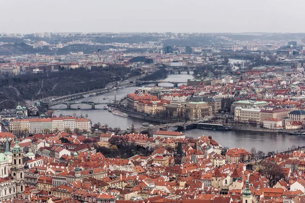 Bulutlu ve sisli gün hava görünümünü kil çatılar, yollar ve köprüler ile Vltava Nehri. Gemi su üzerinde seyir. Negatif kopya alanı, metin için yer. Eski town, Prague, Çek Cumhuriyeti