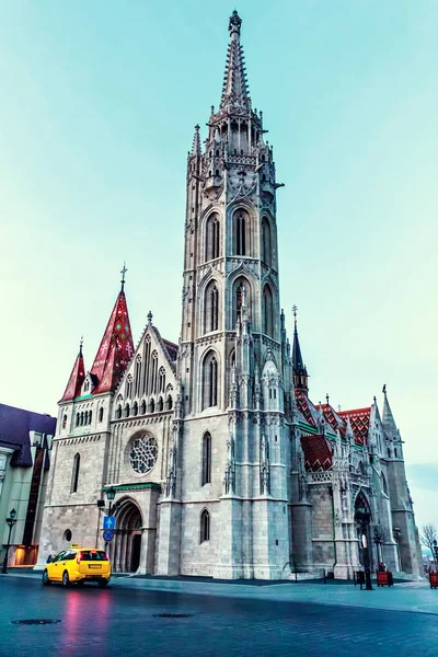 Matthias Kerk Vanaf Onderkant Bij Zonsondergang Koude Blauwe Hemel Achtergrond — Stockfoto