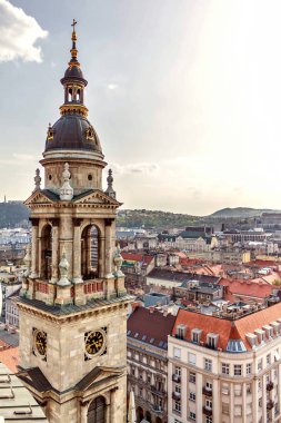 Çan Kulesi, Aziz Stephen Bazilikası günbatımı'ndaki. Sıcak gökyüzü bulutlar ve arka plan üzerinde şehir. Negatif kopya alanı, metin için yer. Budapeşte, Macaristan