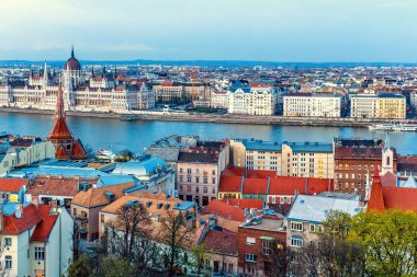 Şehir ve Tuna Nehri gün batımında. Binalarda yansıtan arka plan ve sıcak güneş ışığı mavi soğuk gökyüzü. Parlamento arka plan üzerinde. Negatif kopya alanı, metin için yer. Budapeşte, Macaristan