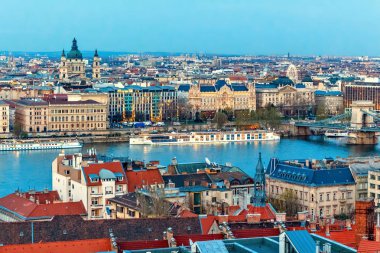 Şehir ve Tuna Nehri gün batımında. Binalarda yansıtan arka plan ve sıcak güneş ışığı mavi soğuk gökyüzü. Negatif kopya alanı, metin için yer. Budapeşte, Macaristan