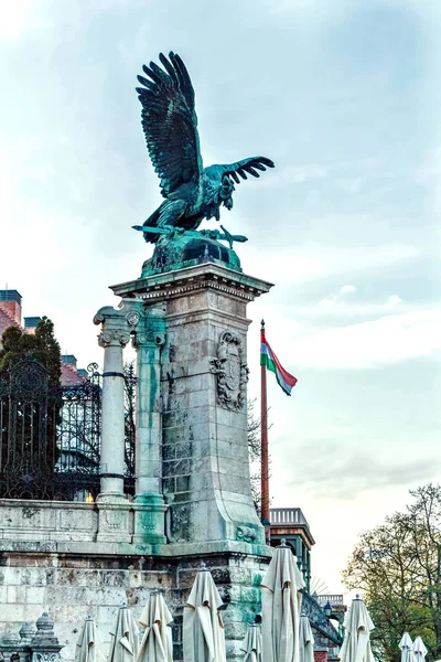 在布达城堡的日落著名的 Turul 鹰雕像 背景上乌云密布的寒冷蓝天 负拷贝空间 文本位置 布达佩斯 匈牙利 — 图库照片