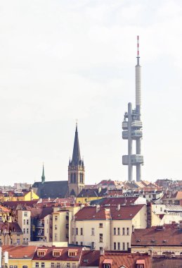 Arka plan üzerinde modern şehir binaları Zizkov televizyon kulesi ve kilise St. Prokopa. Bulutlu gün. Negatif kopya alanı, metin için yer. Prague, Çek Cumhuriyeti