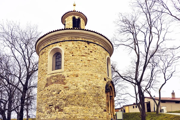 Rotunda Martin Chapel Pochmurny Deszczowy Dzień Suszonych Drzew Boki Ludzie — Zdjęcie stockowe