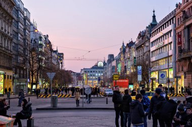 Prague, Çek Cumhuriyeti - 24 Mart 2018: Wenceslas Meydanı'na gün batımında sıcak renklerde. İnsanlar sokaklarda yürürken, insanlar. Negatif kopya alanı, metin için yer. Arka plan üzerinde Ulusal Musem