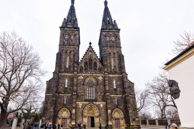 Prague, Çek Cumhuriyeti - 25 Mart 2018: Neo-Gotik Basilica of St. Peter ve St. Paul bulutlu ve yağmurlu bir gün içinde alttan. Negatif kopya alanı, metin için yer