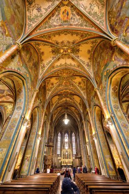 Prague, Çek Cumhuriyeti - 25 Mart 2018: Neo-Gotik iç Basilica of St. Peter ve St. Paul. Vysehrad Kalesi'nin karmaşık. Çizimler duvarlar ve tavan. Renkli cam ve parlak pencere eşiği