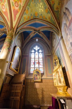 Prague, Çek Cumhuriyeti - 25 Mart 2018: Neo-Gotik iç Basilica of St. Peter ve St. Paul. Vysehrad Kalesi'nin karmaşık. Çizimler duvarlar ve tavan. Parlayan windows