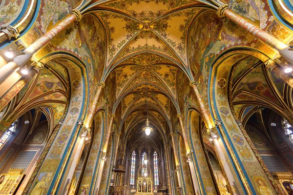 Prague, Çek Cumhuriyeti - 25 Mart 2018: Neo-Gotik iç Basilica of St. Peter ve St. Paul. Vysehrad Kalesi'nin karmaşık. Çizimler duvarlar ve tavan. Renkli cam ve parlak pencere eşiği