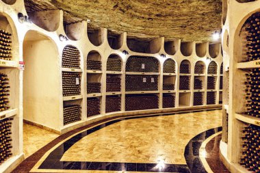 Geniş perspektif içinde ünlü şarap mahzenleri. İç aydınlatma parlak ışıklar. Eski taş tavan. Cricova, Moldova