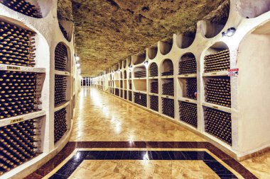 Geniş perspektif içinde ünlü şarap mahzenleri. İç aydınlatma parlak ışıklar. Eski taş tavan. Cricova, Moldova