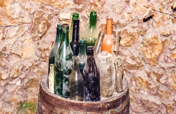 Farklı Boyutlardaki Toz Tam Renkli Boş Şarap Şişeleri Arka Plan — Stok fotoğraf