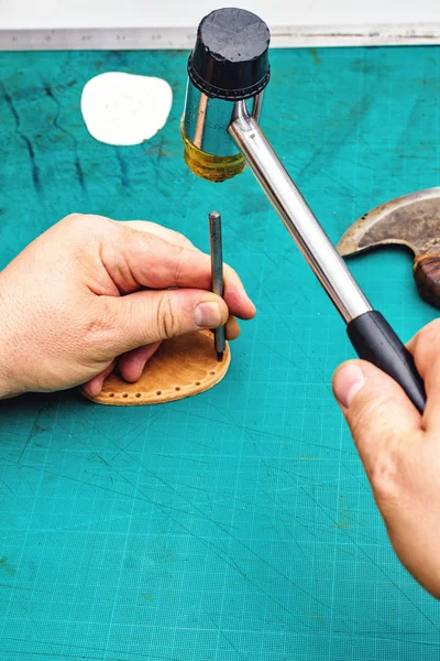 Artigiano Pelle Che Buchi Sui Bordi Laboratorio Con Strumenti Vista — Foto Stock