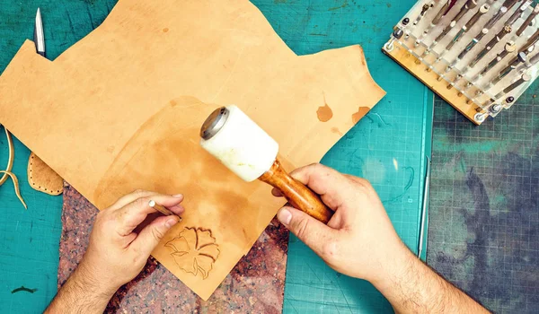 Artesãos Artesanais Couro Desenhando Ornamento Material Laboratório Oficina Com Instrumentos — Fotografia de Stock