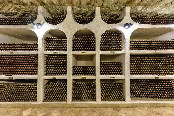 Διάσημα Κελάρια Κρασιού Ράφια Ευρεία Προοπτική Λαμπερά Φώτα Φωτισμό Εσωτερικό — Φωτογραφία Αρχείου