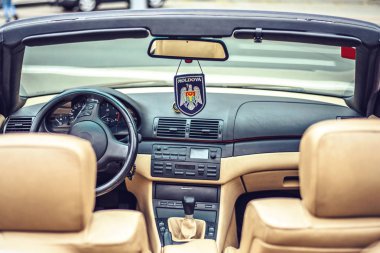 Yakından görmek için asılı Moldova işareti olan bir araba. Araba seyahat fikir. Chisinau şehir