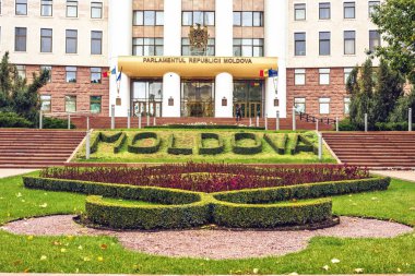 Ülkenin parlamentosu yakın çekim shot. Küçük bahçe önünde çiçeklenir. Kişinev, Moldova