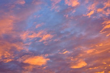 Sonbahar sezonu kırmızı günbatımı bulutlu. Mavi gökyüzü arka plan üzerinde. Negatif kopya alanı, metin için yer. Kişinev, Moldova