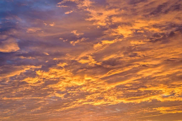 Puesta Sol Roja Con Nubes Temporada Otoño Cielo Azul Sobre — Foto de Stock