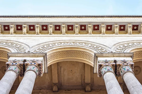 从底部到旧的博物馆拱门与装饰品 背景明亮的蓝天 负拷贝空间 文本位置 摩尔多瓦基希讷乌 — 图库照片