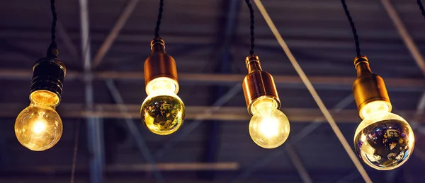 Abstracte Warm Licht Opknoping Van Het Plafond Een Lokaal Restaurant — Stockfoto