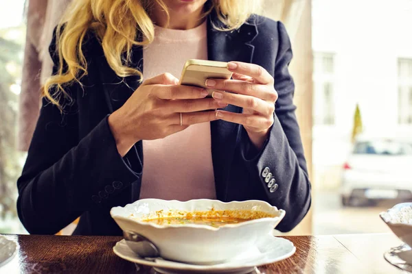 Mulher Loira Jovem Mensagens Texto Smartphone Antes Comer Sopa Com — Fotografia de Stock