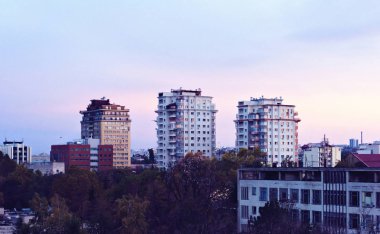 Güzel gün batımı Chisinau şehirde. Sıcak ışık binalarda yansıtan. Mor mavi gökyüzü arka plan üzerinde. Negatif kopya alanı, metin için yer. Moldova güzellikleri