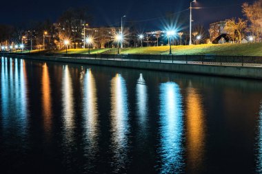 Uzun pozlama gece gölde Valea Morilor bir kadeh. Su üzerinde yansıtan parlak ışıklar. Negatif kopya alanı, metin için yer. Kişinev, Moldova
