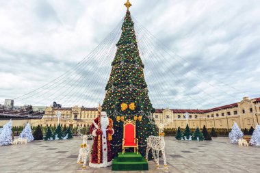 Castel Mimi Wine Resort Noel ağacı. Bulutlu gökyüzü arka plan üzerinde. Geniş atış. Negatif kopya alanı, metin için yer. Bulboaca, Anenii Noi, Moldova