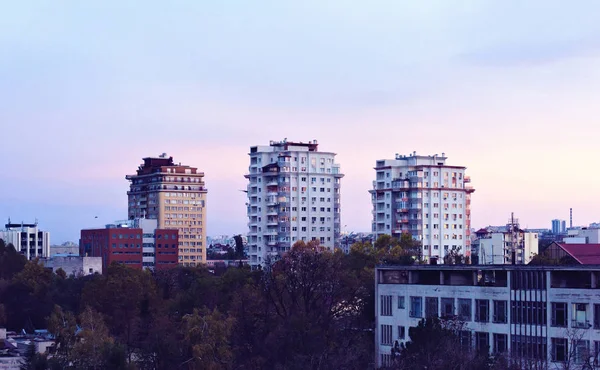 Güzel gün batımı Chisinau şehirde. Sıcak ışık binalarda yansıtan. Mor mavi gökyüzü arka plan üzerinde. Negatif kopya alanı, metin için yer. Moldova güzellikleri