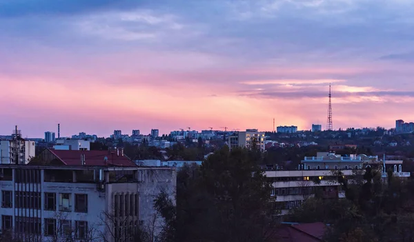 Prachtige Zonsondergang Chisinau Stad Warm Licht Reflecteren Gebouwen Paarse Blauwe — Stockfoto