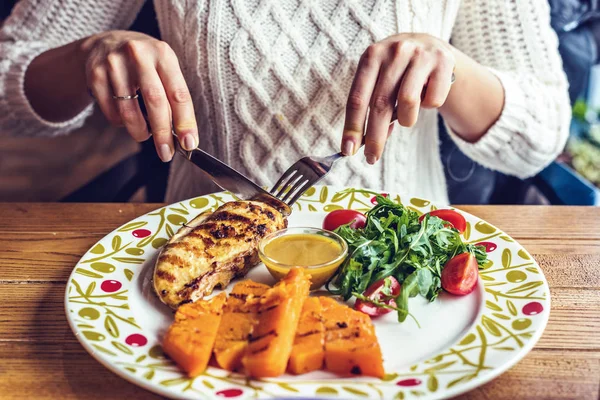 Mulher Comendo Peito Frango Grelhado Com Molho Salada Cenoura Plano — Fotografia de Stock