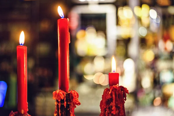 Ρομαντικό Κόκκινα Κεριά Κάψιμο Στο Πυροβολισμό Κινηματογραφήσεων Πρώτο Πλάνο Θολή — Φωτογραφία Αρχείου