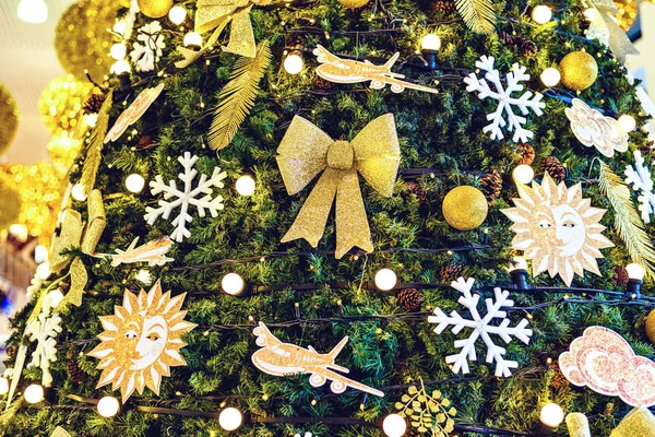 Geschmückter Weihnachtsbaum Auf Dem Internationalen Flughafen Von Chisinau Nahaufnahme — Stockfoto