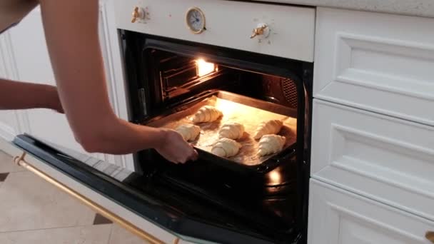 Cocinera Hembra Horneando Croissants Horno Blanco Cocina — Vídeo de stock