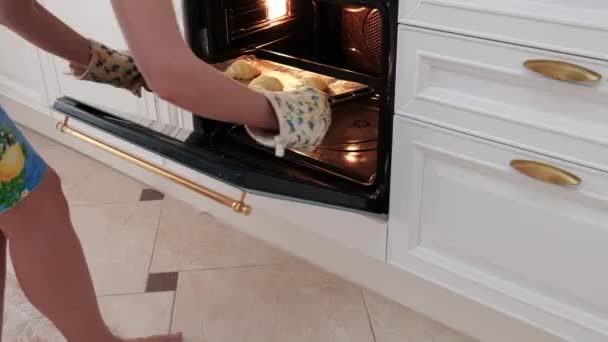 白いオーブン キッチンでクロワッサンを焼く女性クック — ストック動画