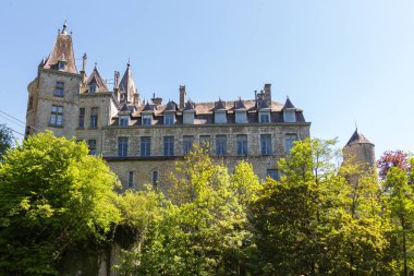 Kale Durbuy yan görünümden. Parlak mavi gökyüzü ve zemin üzerine yeşil ağaçlar. Metin için yer. Belçika en küçük kasaba