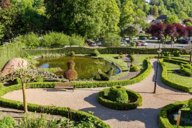 Güzel yeşil bahçe üst görünümden. Soyut eğrileri. Parlak mavi Berrak gökyüzü. Durbuy, Belçika